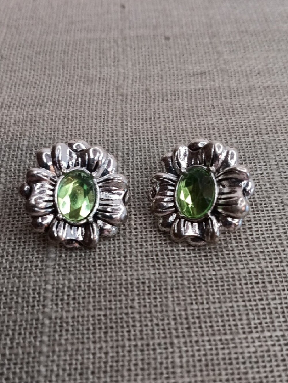Avon Antiqued Floral Birthstone Pierced Earrings August Peridot